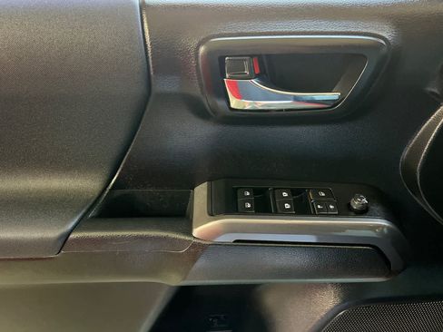 Used 2022 Toyota Tacoma TRD Off-Road w/ Technology Package AWD/4WD image 13