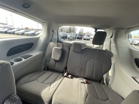 Used 2018 Chrysler Pacifica Touring Plus FWD image 25
