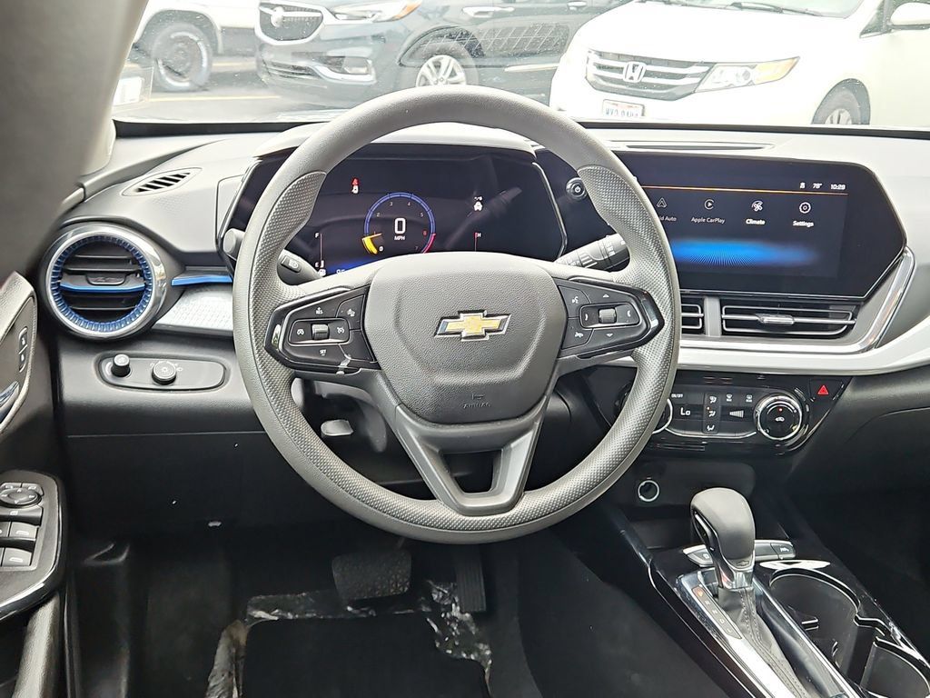 Used 2025 Chevrolet Trax LT FWD image 14
