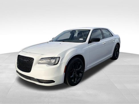 Used 2023 Chrysler 300 Touring w/ Sport Appearance Package image 7
