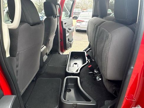 Used 2024 Nissan Frontier SV image 40