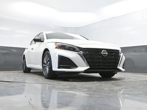 Used 2025 Nissan Altima 2.5 SV FWD image 38