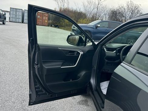 Used 2020 Toyota RAV4 LE image 13