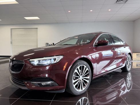 Used 2018 Buick Regal Essence w/ Driver Confidence Package #1 FWD image 3