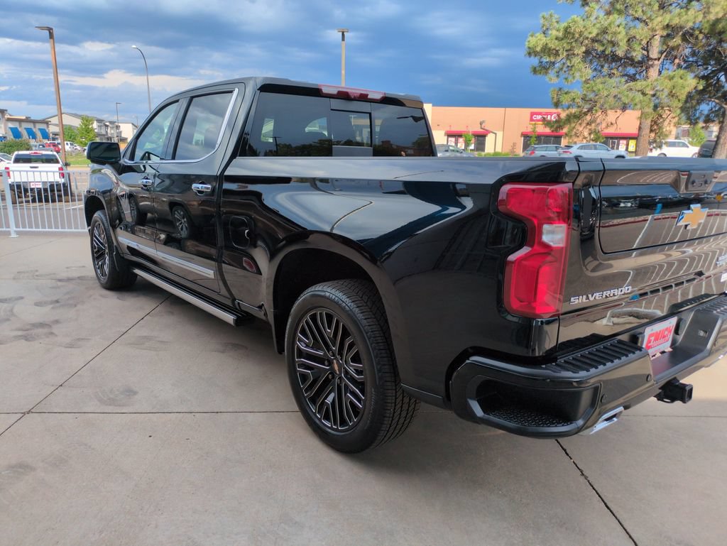 Used 2025 Chevrolet Silverado 1500 High Country w/ High Country Premium Package AWD/4WD image 3