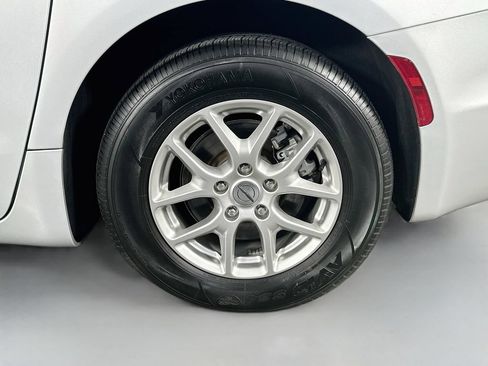 Used 2024 Chrysler Pacifica Touring-L FWD image 32