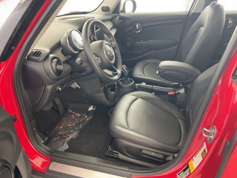 Used 2020 MINI Cooper 4-Door Hardtop image 5