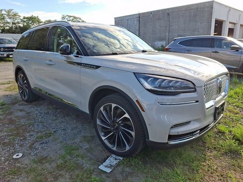 Used 2023 Lincoln Aviator Reserve w/ Equipment Group 201A AWD/4WD image 3