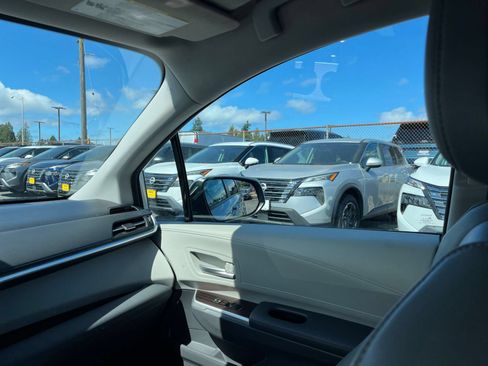 Used 2023 Toyota Sienna XLE FWD image 33