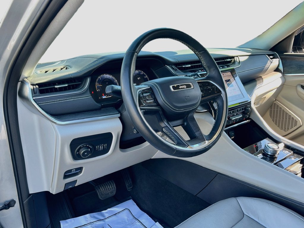 Used 2022 Jeep Grand Cherokee Overland AWD/4WD image 10