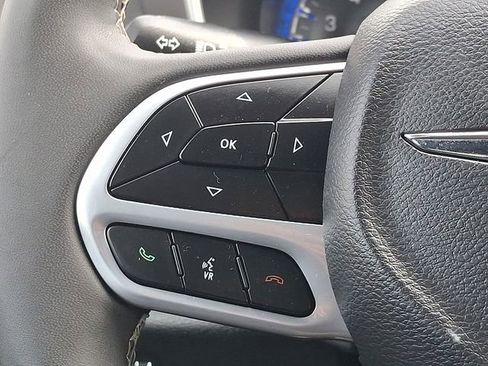 Used 2025 Chrysler Pacifica Select image 22