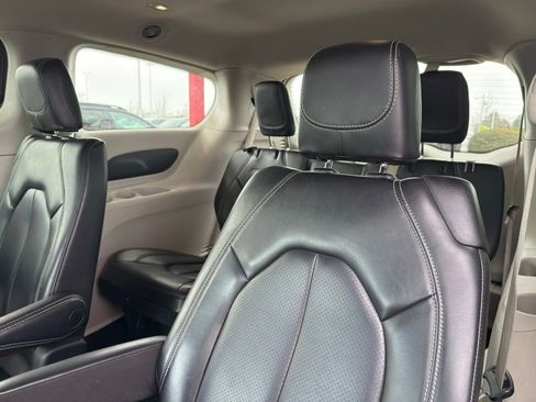 Used 2023 Chrysler Pacifica Touring-L FWD image 20