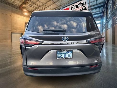 Used 2021 Toyota Sienna XLE image 5