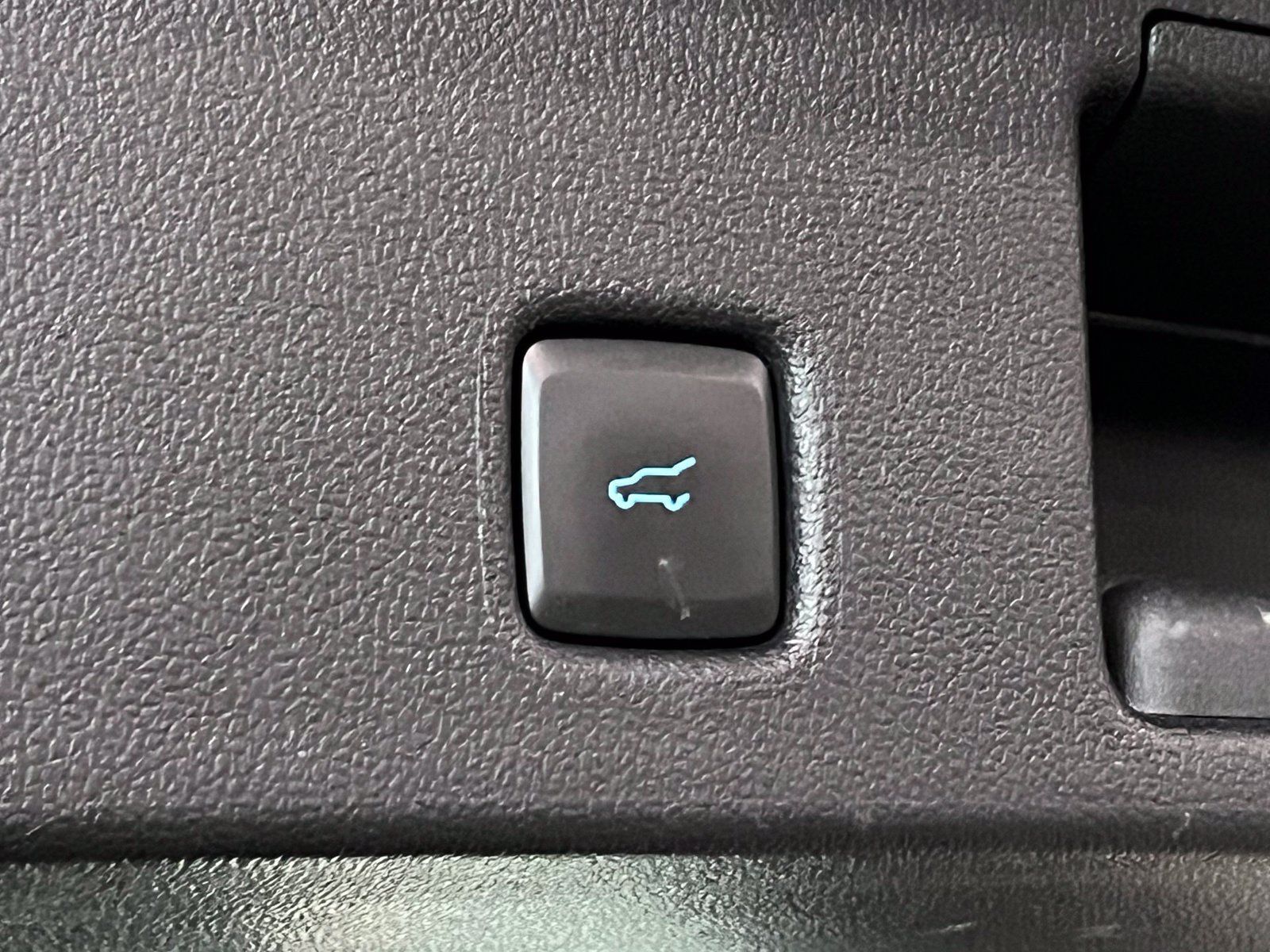 Used 2022 Ford Escape Titanium FWD image 11
