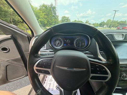 Used 2018 Chrysler 300 Touring L AWD/4WD image 8