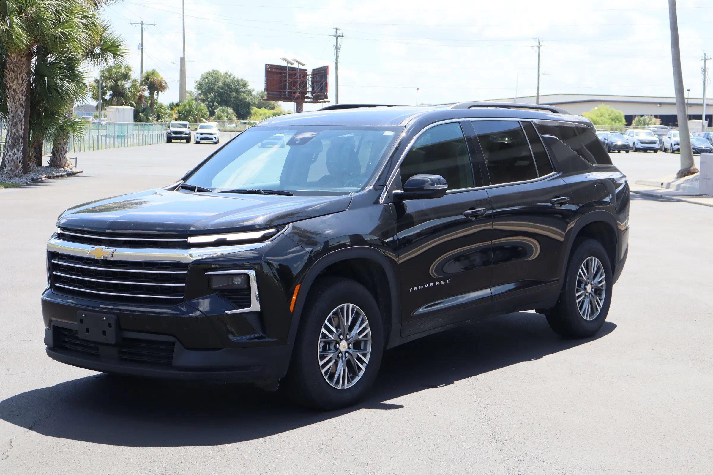 Used 2026 Chevrolet Traverse LT FWD image 3