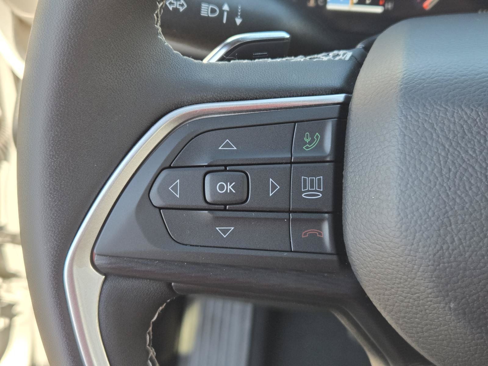 Used 2025 Jeep Grand Cherokee Laredo X RWD image 16