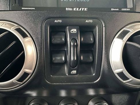 Used 2013 Jeep Wrangler Unlimited Rubicon w/ Connectivity Group AWD/4WD image 18