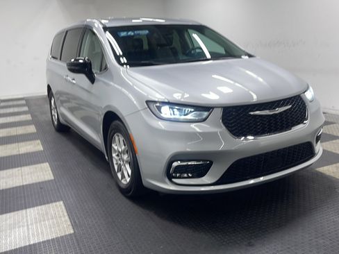 Used 2024 Chrysler Pacifica Touring-L FWD image 24