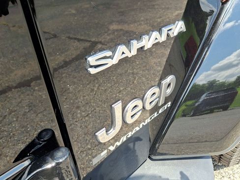 Used 2023 Jeep Wrangler Unlimited Sahara w/ Cold Weather Group AWD/4WD image 24