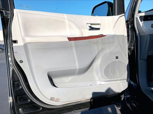 Used 2014 Toyota Sienna XLE image 25
