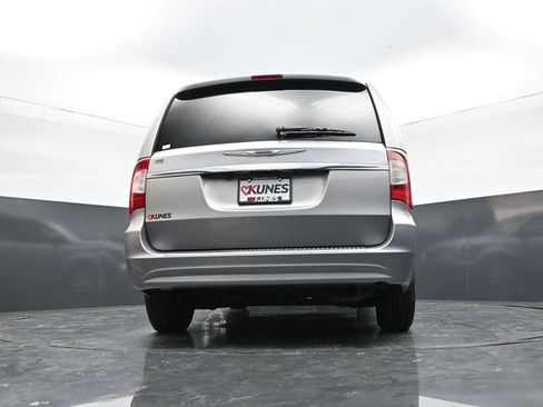 Used 2016 Chrysler Town & Country Touring w/ Driver Convenience Group FWD image 46