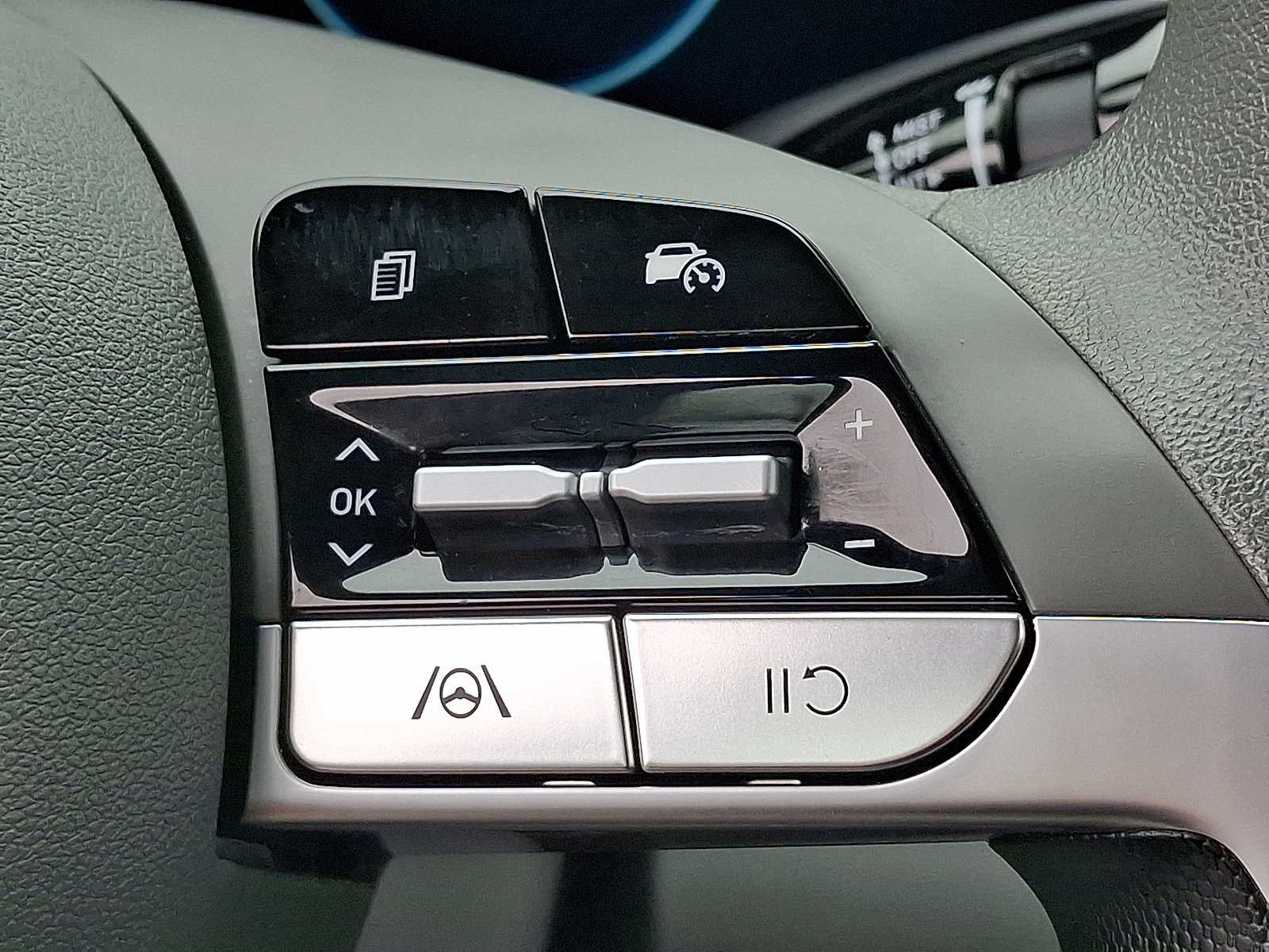 Used 2024 Hyundai Elantra SEL FWD image 23