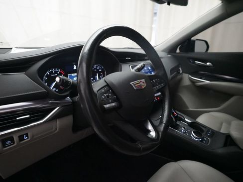Used 2022 Cadillac XT4 Luxury w/ Cold Weather Package AWD/4WD image 8