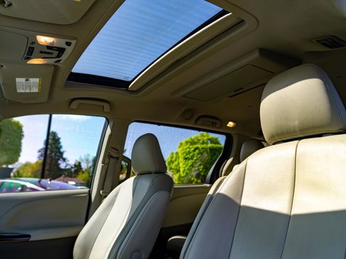 Used 2013 Toyota Sienna XLE w/ Premium Pkg AWD/4WD image 24