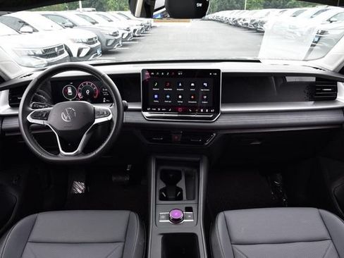 Certified 2025 Volkswagen Tiguan SE FWD image 7