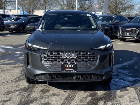 Used 2025 Audi Q5 Premium w/ Convenience Package image 2