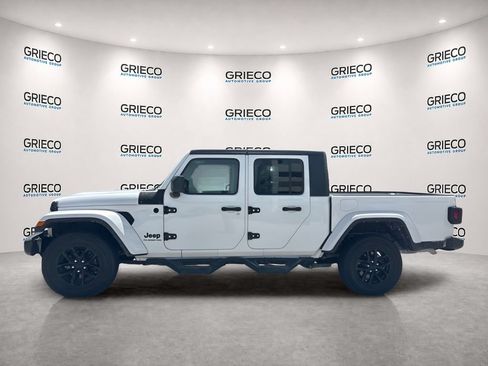 Used 2021 Jeep Gladiator Sport AWD/4WD image 4
