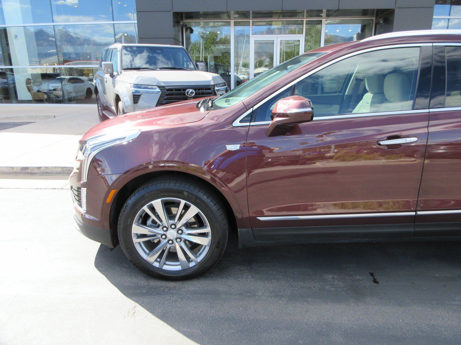 Used 2023 Cadillac XT5 Premium Luxury FWD image 2