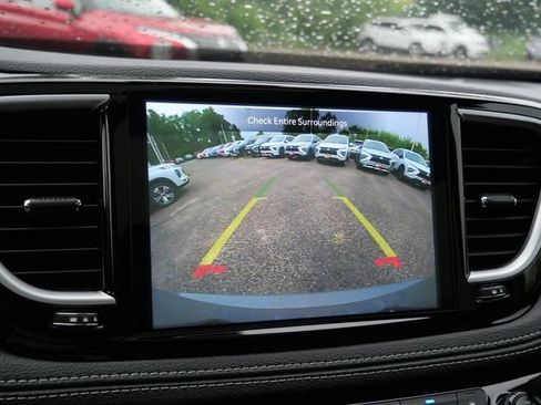 Used 2025 Chrysler Pacifica Limited FWD image 27
