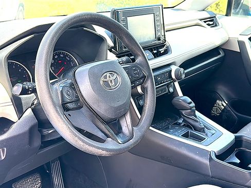 Used 2021 Toyota RAV4 XLE FWD image 5