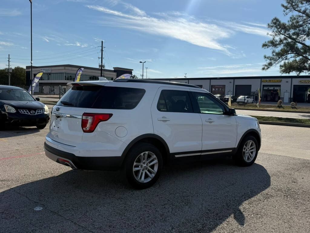 Used 2017 Ford Explorer XLT w/ Equipment Group 201A FWD image 11