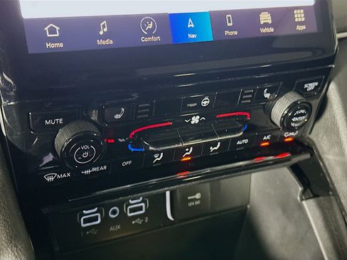 Used 2023 Jeep Grand Cherokee Limited w/ Black Appearance Package image 24