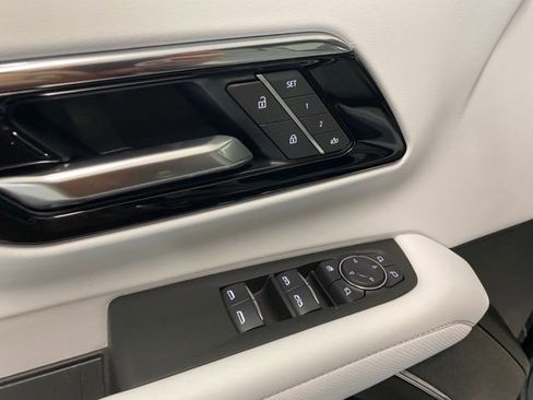 New 2025 Chevrolet Suburban Premier image 12