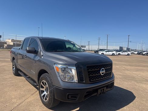 Used 2019 Nissan Titan S image 1