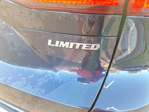 Used 2023 Toyota Venza Limited image 12