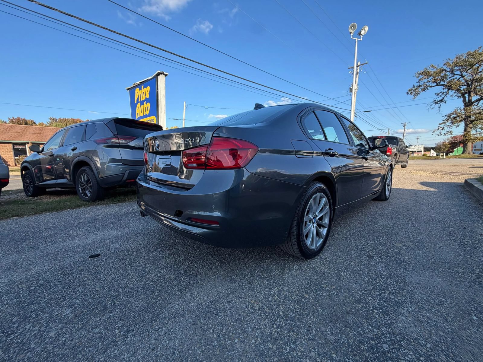 Used 2017 BMW 320i xDrive Sedan w/ Driver Assistance Package AWD/4WD image 5