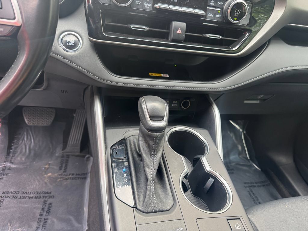 Used 2023 Toyota Highlander XLE AWD/4WD image 11