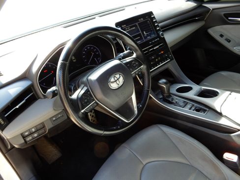 Used 2019 Toyota Avalon XSE image 12