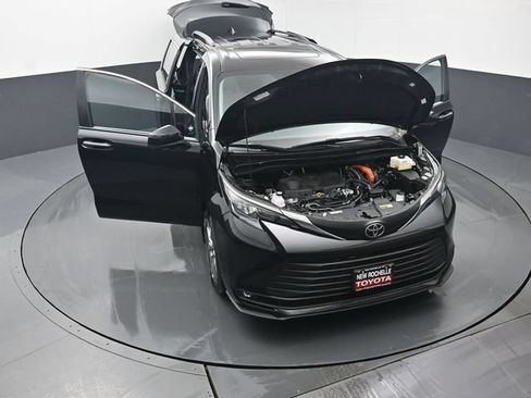 Used 2026 Toyota Sienna XLE AWD/4WD image 56