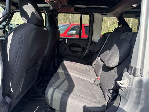 Used 2023 Jeep Wrangler Unlimited w/ Sun & Screen Package image 33