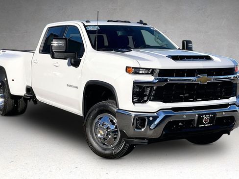 Used 2025 Chevrolet Silverado 3500 LT w/ Safety Package AWD/4WD image 2