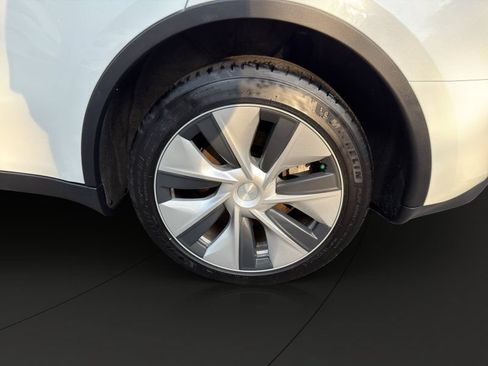 Used 2023 Tesla Model Y Long Range AWD/4WD image 22