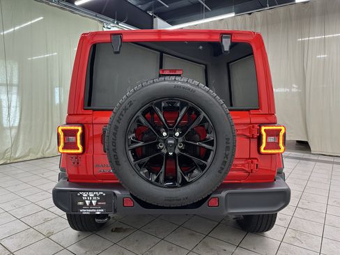 Used 2025 Jeep Wrangler Unlimited Sahara AWD/4WD image 5