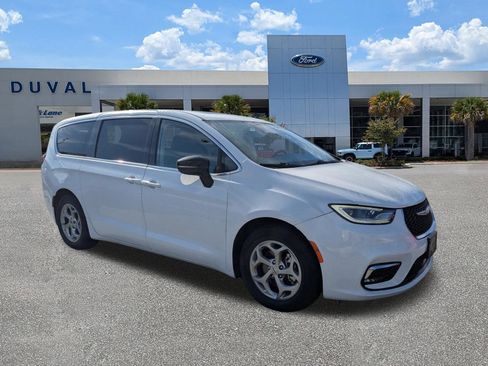 Used 2024 Chrysler Pacifica Limited FWD image 2