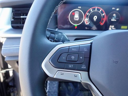 New 2025 Volkswagen Tiguan SE image 18